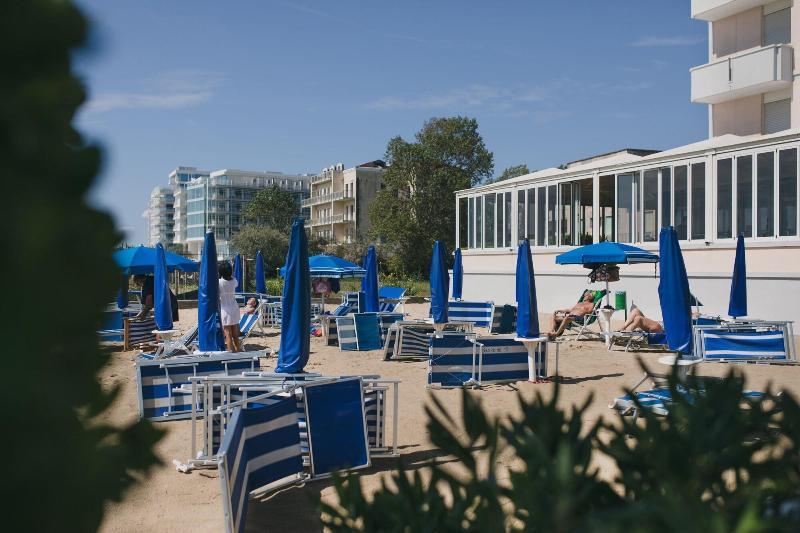 Hotel La Bussola ลิโดดิเยโซโล ภายนอก รูปภาพ