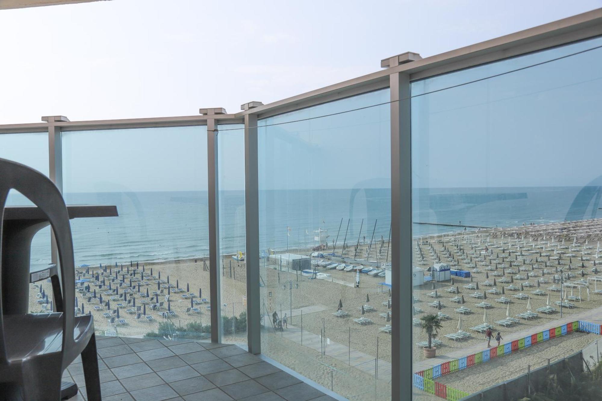 Hotel La Bussola ลิโดดิเยโซโล ภายนอก รูปภาพ