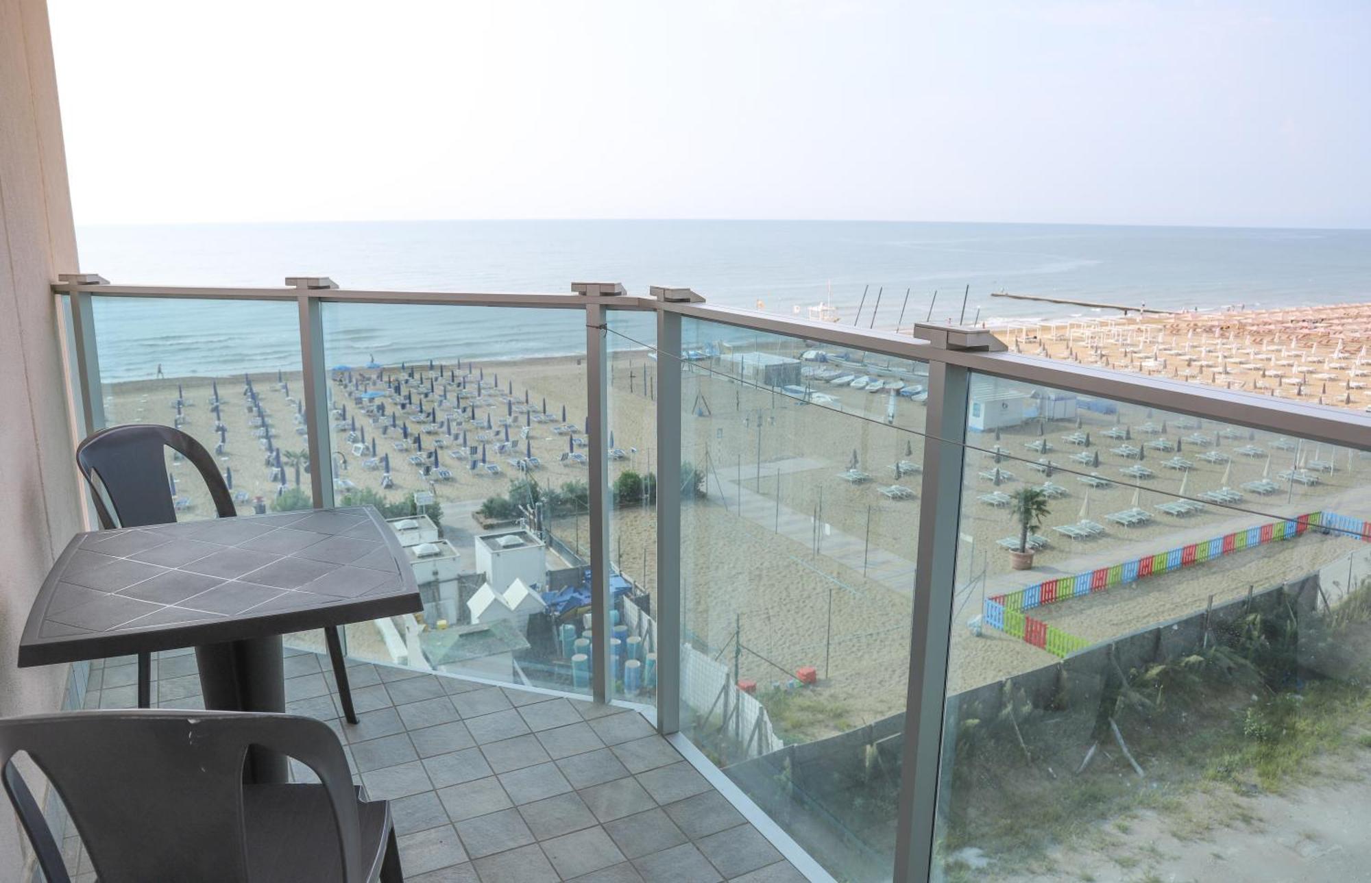 Hotel La Bussola ลิโดดิเยโซโล ภายนอก รูปภาพ